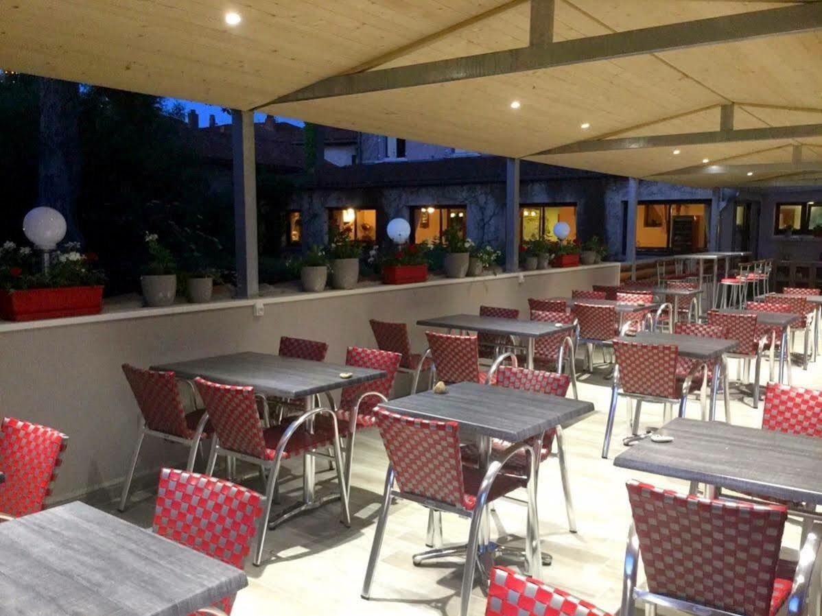 Logis Hotel Emeraude Confolens Exterior photo